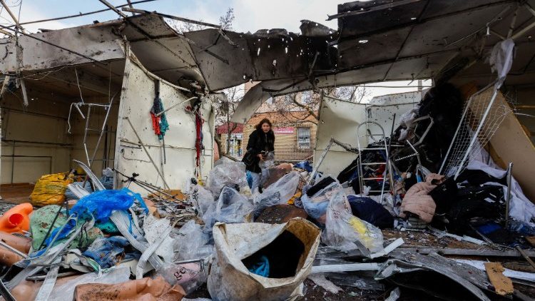 Funcionários removem detritos e recolhem mercadorias no mercado central fortemente danificado em bombardeio recente durante o conflito Rússia-Ucrânia em Horlivka (Gorlovka) na região de Donetsk, Ucrânia controlada pela Rússia, 3 de fevereiro de 2023. REUTERS/Alexander Ermochenko