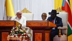 Prezident Salva Kiir při papežově návštěvě v Jižním Súdánu
