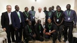 दक्षिण सूडान में संत पापा फ्राँसिस अपने  येसु समाजी भाईयों के साथ