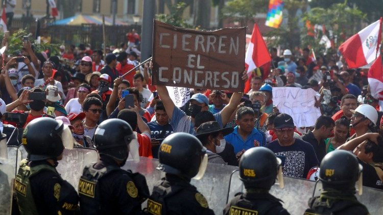 Archivo: Manifestantes participan en la marcha "Toma Lima" para protestar contra la presidenta de Perú, Dina Boluarte, en Lima.