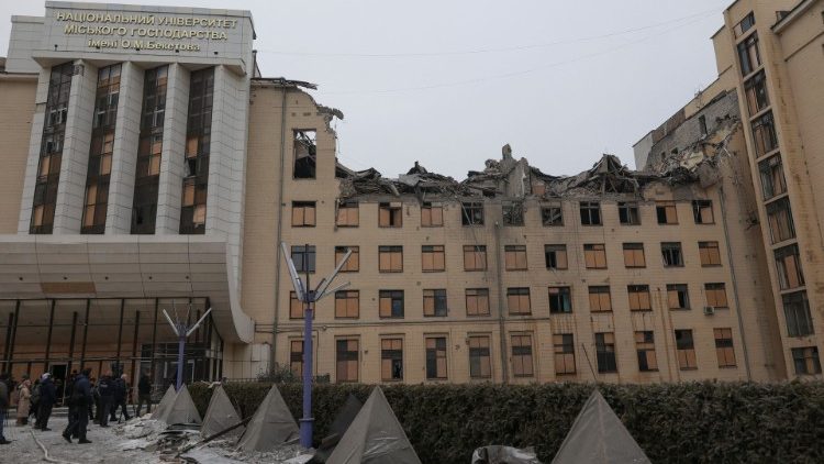 Vista de um prédio da Universidade Nacional de Economia Urbana fortemente danificado por um ataque de míssil russo, em meio ao ataque da Rússia à Ucrânia, no centro de Kharkiv, Ucrânia, 5 de fevereiro de 2023. REUTERS/Sofiia Gatilova