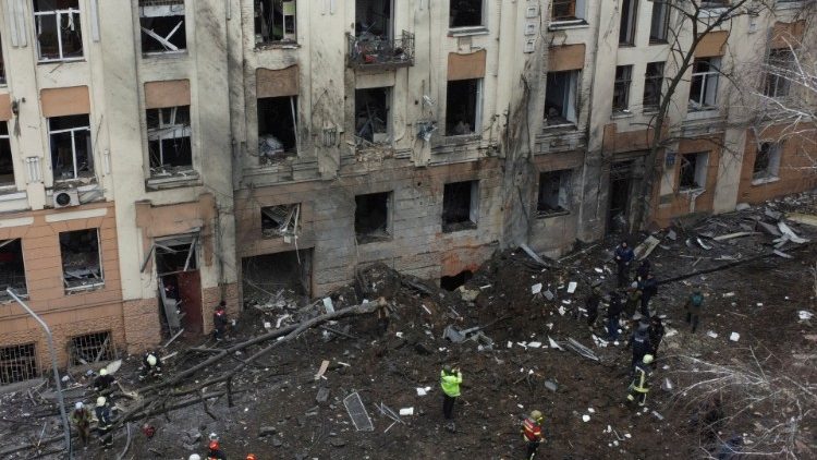 Equipes de resgate trabalham no local de um prédio residencial danificado por um ataque de míssil russo, em meio ao ataque da Rússia à Ucrânia, no centro de Kharkiv, Ucrânia, 5 de fevereiro de 2023. REUTERS/Vitalii Hnidyi