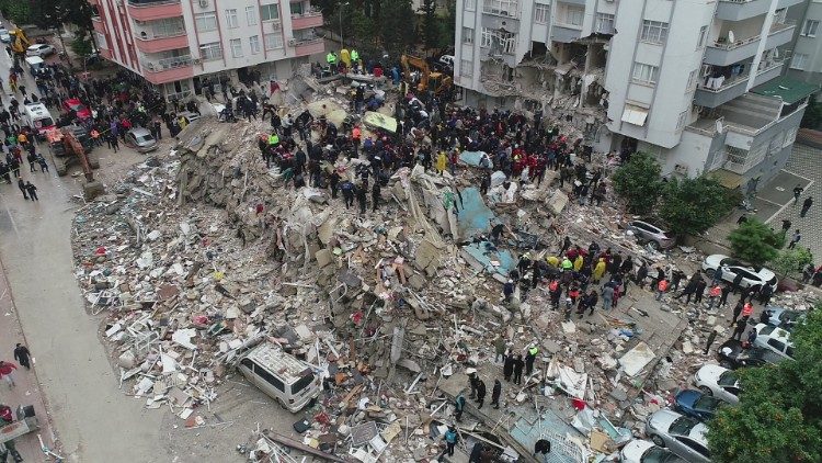 Túlélők után kutatnak a törökországi  Adana város egyik összedőlt épületének romjai közt  