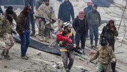 Um socorrista carrega uma criança, após um terremoto, na cidade controlada por rebeldes de Jandaris, na Síria, em 6 de fevereiro de 2023. REUTERS/Khalil Ashawi