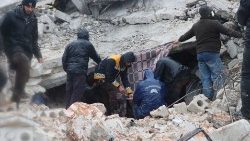 Rescatistas buscan supervivientes bajo los escombros, tras un terremoto, en Al Atarib, Siria 6 de febrero de 2023