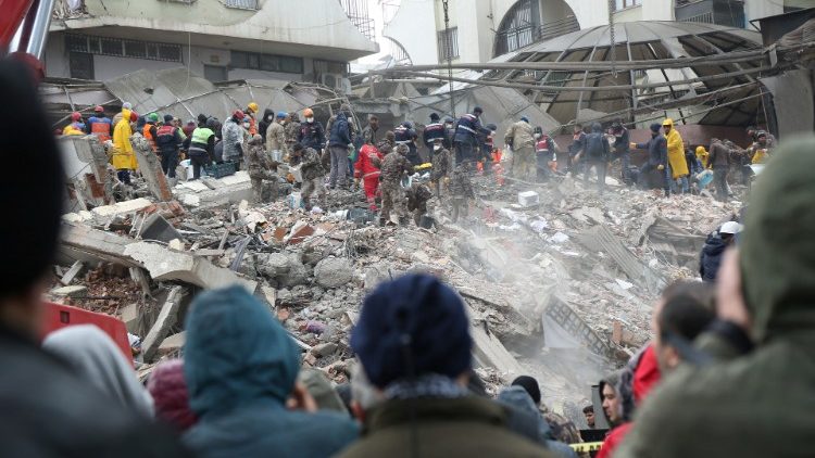 Les secouristent s'activent au milieu des décombres à Diyarbakir, en Turquie, le 6 février 2023