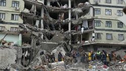 Terremoto de magnitud 7,8 sacude esta madrugada Turquía y Siria dajando por el momento un saldo de más de 500 muertos y cientos de heridos.
