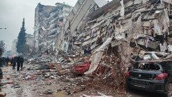 Pessoas em frente a prédios desabados após terremoto em Kahramanmaras, Turquia, 6 de fevereiro de 2023. Ihlas News Agency (IHA) via REUTERS