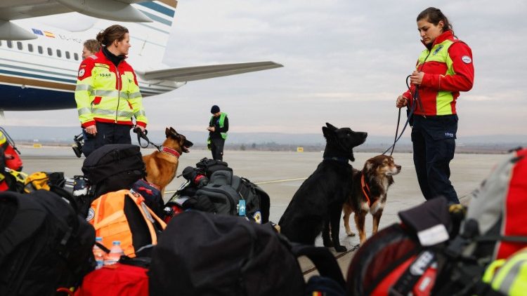 Equipes de resgate do International Search and Rescue (ISAR) Alemanha chegam a Gaziantep para ajudar a encontrar sobreviventes do terremoto mortal na Turquia, no aeroporto de Gaziantep, Turquia, 7 de fevereiro de 2023. REUTERS/Piroschka van de Wouw