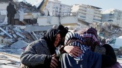 Kahramanmaras, sopravvissuti al terremoto sullo sfondo dei palazzi crollati a 