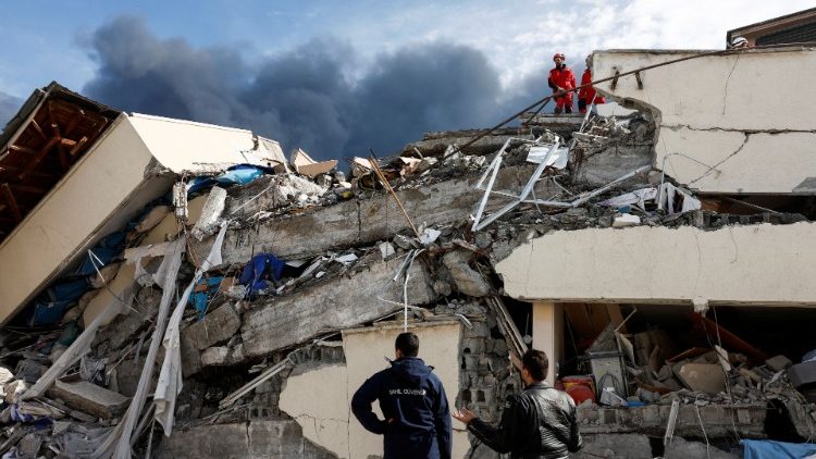 Zawalony w wyniku trzęsienia ziemi szpital w Iskenderunie, Turcja, 7 lutego 2023