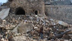 Una delle distruzioni provocate dal terremoto ad Aleppo