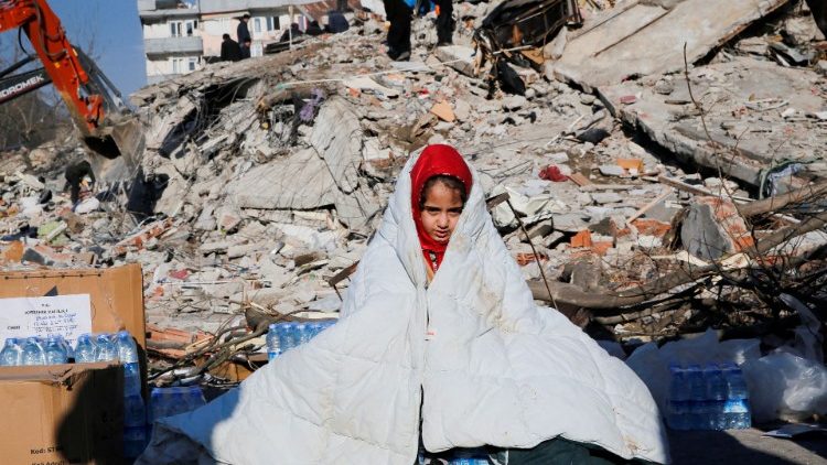 Una niña sentada entre las ruinas de los edificios derrumbados en Kahramanmaras, Turquía, este 8 de febrero 2023