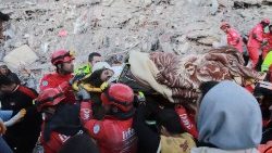 Gul, uma garota turca de 17 anos, é carregada para uma ambulância após ser resgatada com vida dos escombros após um terremoto mortal em Iskenderun, Turquia, 8 de fevereiro de 2023. REUTERS/Berkcan Zengin