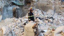 Um membro da equipe de resgate argelino fica sobre os escombros enquanto a busca por sobreviventes continua, após um terremoto, em Aleppo, Síria, 9 de fevereiro de 2023. REUTERS/Firas Makdesi
