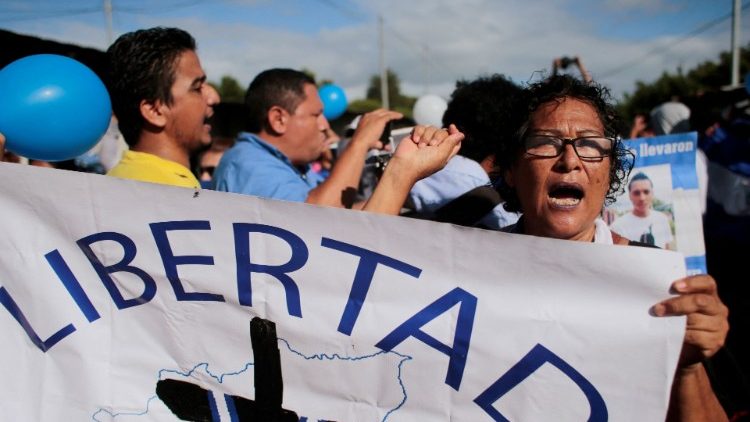 Ein Demonstrant nimmt an einer Demonstration vor dem Gefängnis "La Modelo" teil, um die Freilassung der politischen Gefangenen in Tipitapa zu fordern