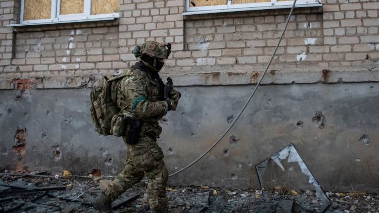 Soldato ucraino nella cittadina di Bakhmut