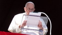 El Papa Francisco reflexionó sobre el Evangelio del día, dejando claro que Dios no razona con cálculos y tablas, Él nos ama como un enamorado.