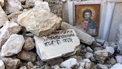 Une icône du Christ dans les décombres de l'église grecque-orthodoxe de la Vierge Marie à Altınözü dans la province d'Hatay, en Turquie, le 12 février 2023.