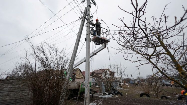 Funcionário de fornecedor de energia conserta linhas de energia em frente a residências danificadas por um ataque militar russo, em meio ao ataque da Rússia à Ucrânia, na cidade de Hlevakha, nos arredores de Kiev, Ucrânia, 26 de janeiro de 2023. REUTERS/Valentyn Ogirenko/Foto de arquivo