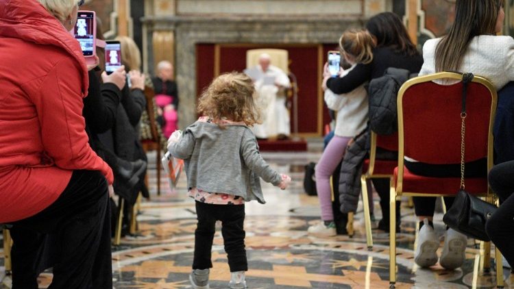 Ritka genetikai betegséggel élő gyerekek  a pápánál