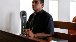 Foto archivo. Mons Álvarez rezando en una iglesia