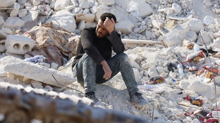 En Idlib, Siria, un hombre sentado sobre los escombros que dejó el terremoto que asoló al país