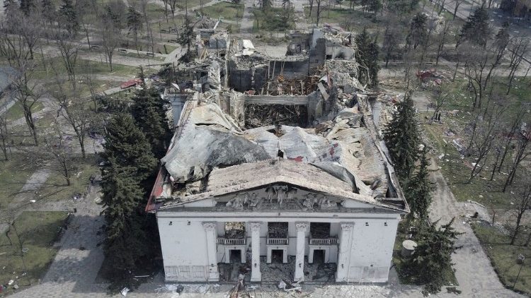 Le théâtre de Marioupol, bombardé le 10 avril 2022