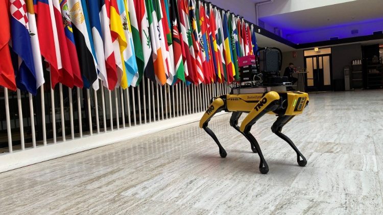 Roboter-Hund auf einem KI-Gipfel in Den Haag Mitte Februar