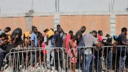 Haitianos aguardam diante de um Escritório de Imigração para solicitar passaportes, em Porto Príncipe (Reuters)