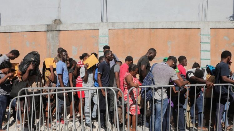 Haitianos aguardam diante de um Escritório de Imigração para solicitar passaportes, em Porto Príncipe (Reuters)