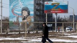 Propagandowy mural i plakat w pozostającym pod kontrolą rosyjską Czornomorskiem na Krymie, 11 lutego 2023