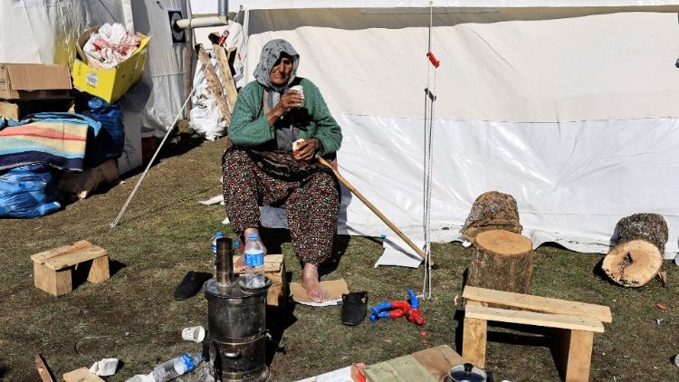 Türkei: Eine ältere Frau in einem Lager für Vertriebene