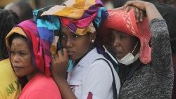 Pessoas fazem fila do lado de fora de um escritório de imigração enquanto esperam para solicitar um passaporte, em Porto Príncipe, Haiti, 17 de fevereiro de 2023. REUTERS/Ralph Tedy Erol