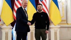 El presdiente Joe Biden saluda a su homónimo en Ucrania, Volodymyr Zelenski