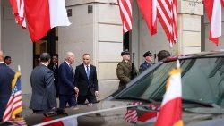 Le président américain Joe Biden et le président polonais Andrzej Duda, devant le palais présidentiel de Varsovie, en Pologne, le 21 février 2023. 