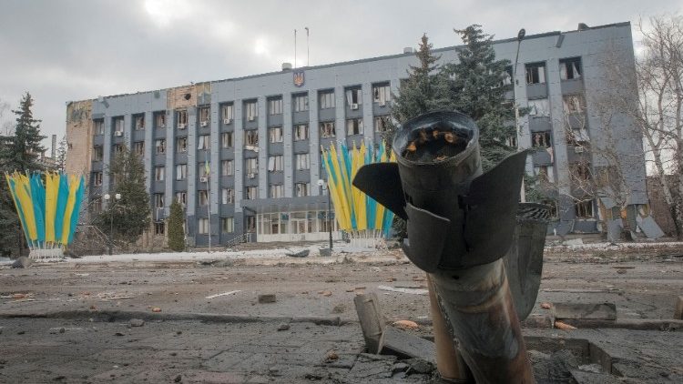 Parte de foguete russo diante de prédio público em Bakmut, em 21 de fevereiro de 2023. REUTERS/Alex Babenko