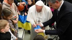 Papież Franciszek podpisujący flagę Ukrainy, 22 lutego 2023
