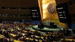 Nell'aula dell'Assemblea Generale delle Nazioni Unite, a New York, il risultato del voto sulla risoluzione che chiede il ritiro immediato, completo e incondizionato della Russia dall'Ucraina