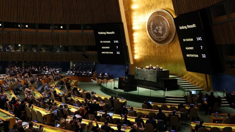 Ucrania: La Asamblea de la ONU vota a favor de la retirada rusa - Vatican  News
