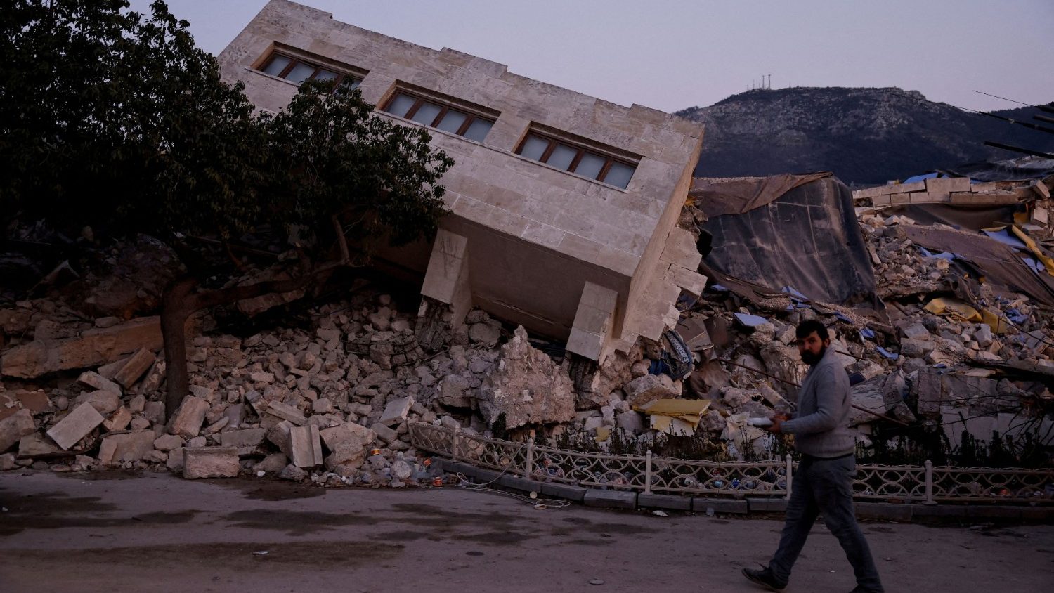 Türk deprem kurtarma çabaları barınak ve altyapıya odaklanacak