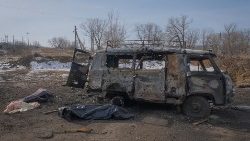 Ciała w pobliżu zniszczonego w rosyjskim ataku samochodu, Bachmut, 24 lutego 2023