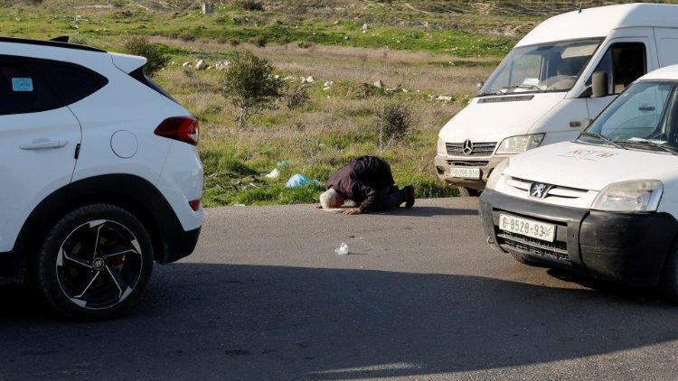 Ein Mann betet am Straßenrand, nachdem der Checkpoint von Nablus am Sonntag nach gewaltsamen Zusammenstößen geschlossen wurde