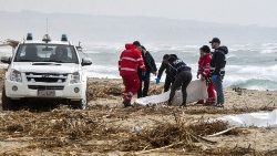 Ratownicy wyławiają kolejne ciało po tragedii, wybrzeże Kalabrii