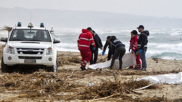 Ratownicy wyławiają kolejne ciało po tragedii, wybrzeże Kalabrii