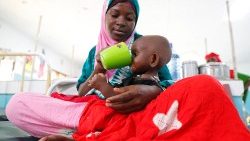 Bježeći od suše, stanovništvo Somalije, pogotovo djeca se još uvijek suočavaju s pothranjenošću (Vatican Media)