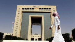 Ein Mann geht am Hauptsitz der Saudi Basic Industries Corp (SABIC) in Riad vorbei