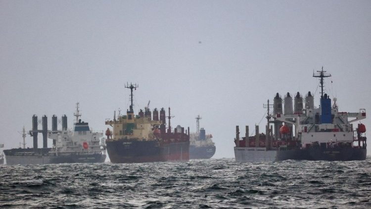 Navires de commerce en mer Noire, en attente d'inspection. 