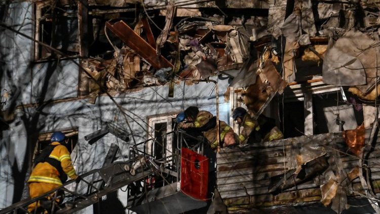 Equipes de resgate retiram uma grávida Anna, 27, de um prédio residencial fortemente danificado por um ataque de míssil russo, em meio ao ataque da Rússia à Ucrânia, em Zaporizhzhia, Ucrânia, em 2 de março de 2023. REUTERS/Stringer