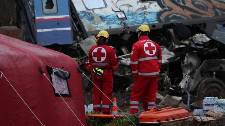 Alguns socorredores no local do acidente ferroviário em Larissa, Grécia